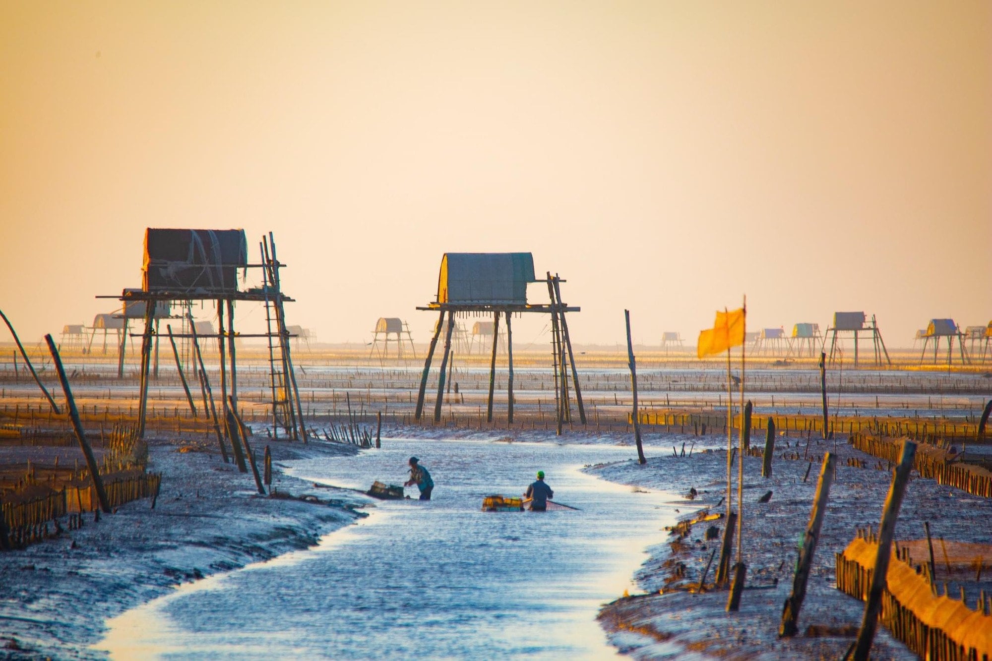 The rustic leaf huts standing alone in the sea are Dong Chau’s iconic feature, evoking the untouched charm of this age-old coastal retreat